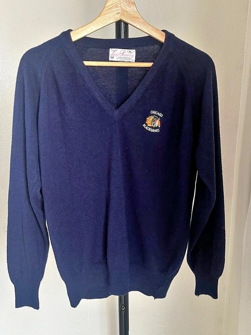 Lady Sportswear Chicago Blackhawks V-Neck Sweater in Navy Blue XL